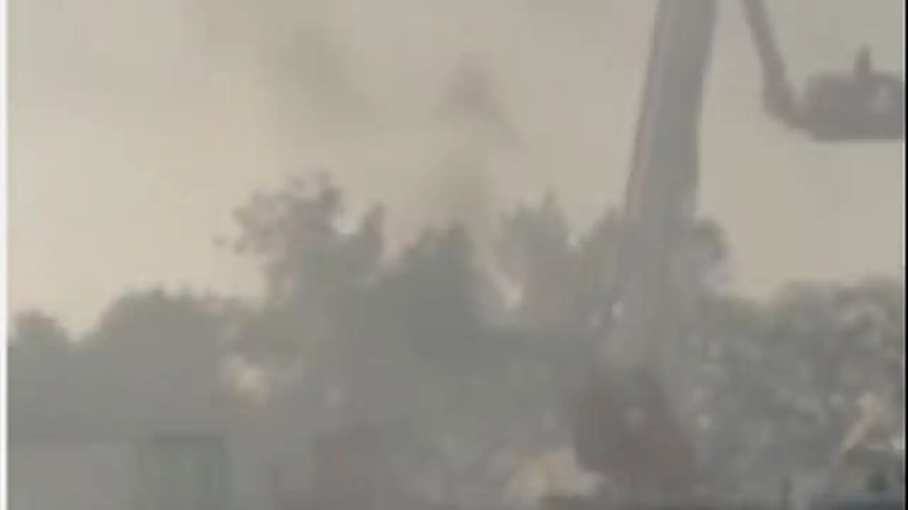 شاهد لحظة إخماد حريق في منازل مصر القديمة من كاميرا اليوم السابع
